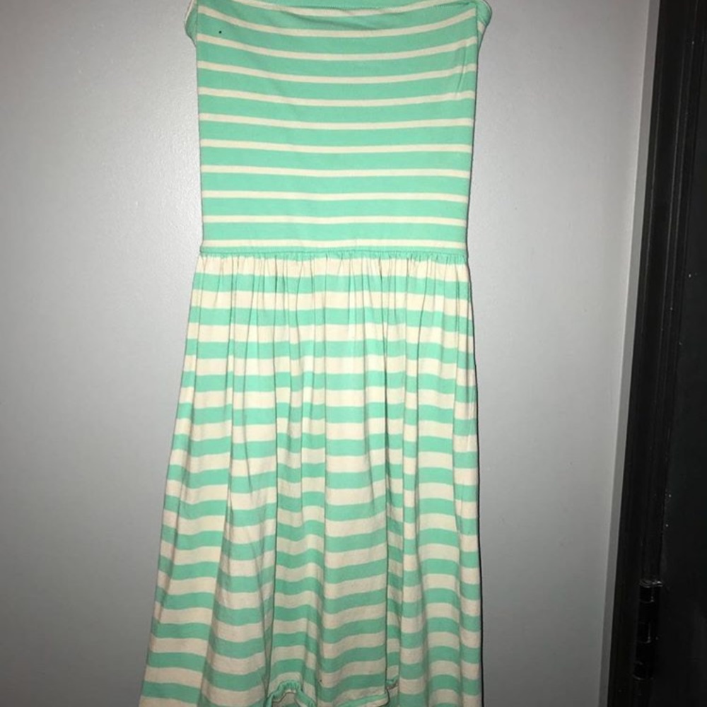 strapless dress, has sticky band around top